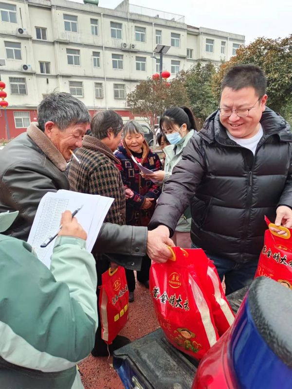 關愛老人，我們一直在行動，2023年農歷臘月二十，給西北流村的老人 發春節福利